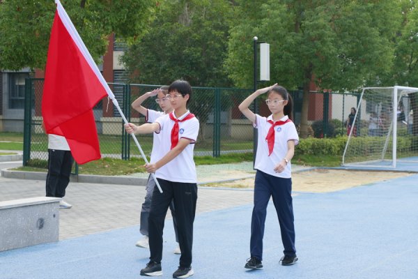 上阳网 强国复兴有我！华政附校少年的换巾仪式，是青春最燃的打开方式